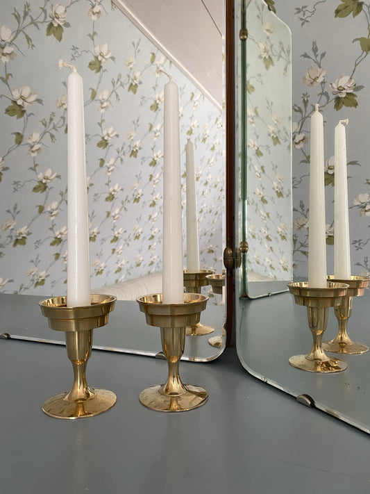 Paret mässingsljusstakar i vacker form