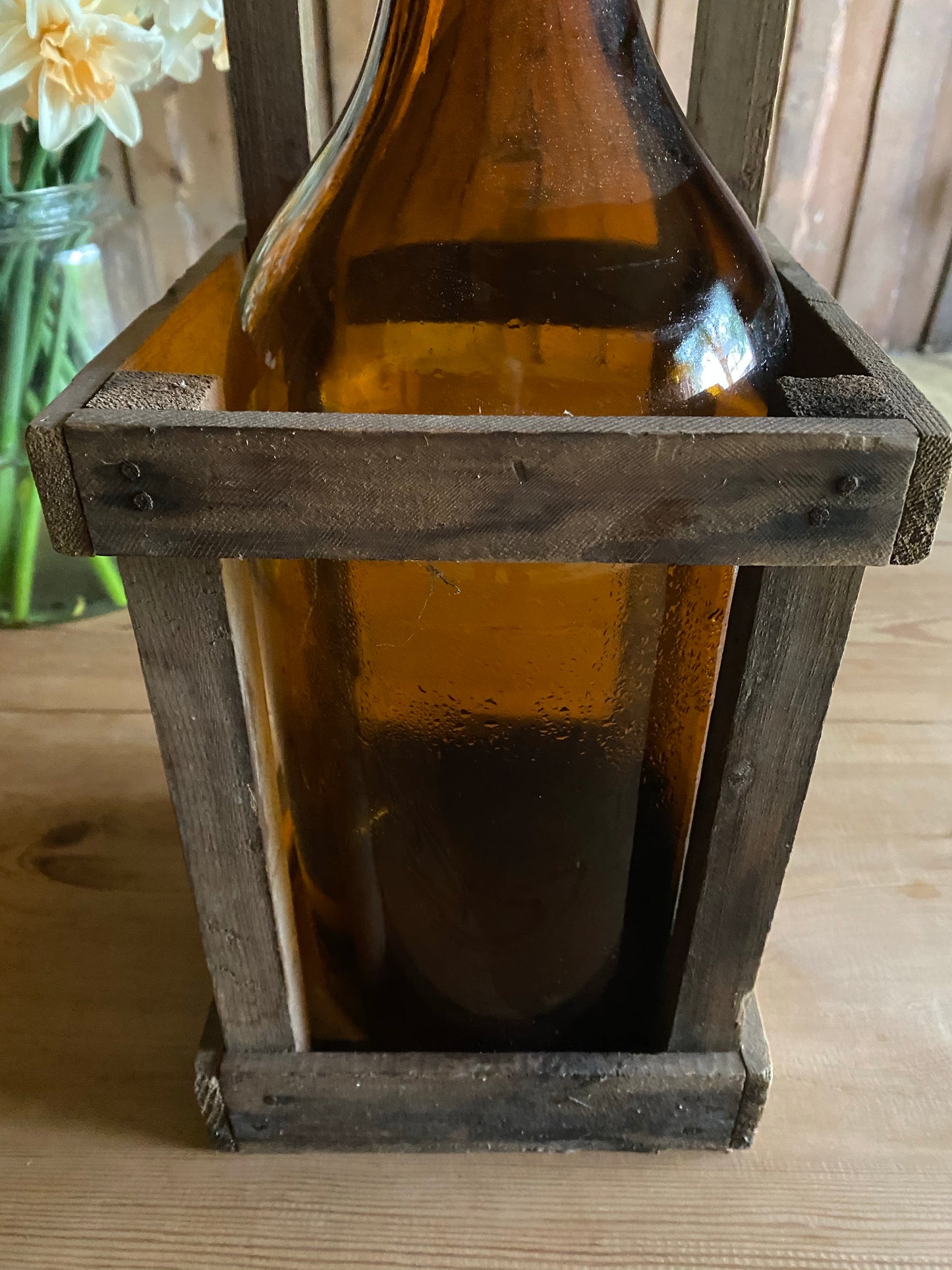 Damejeanne flaska med träställning