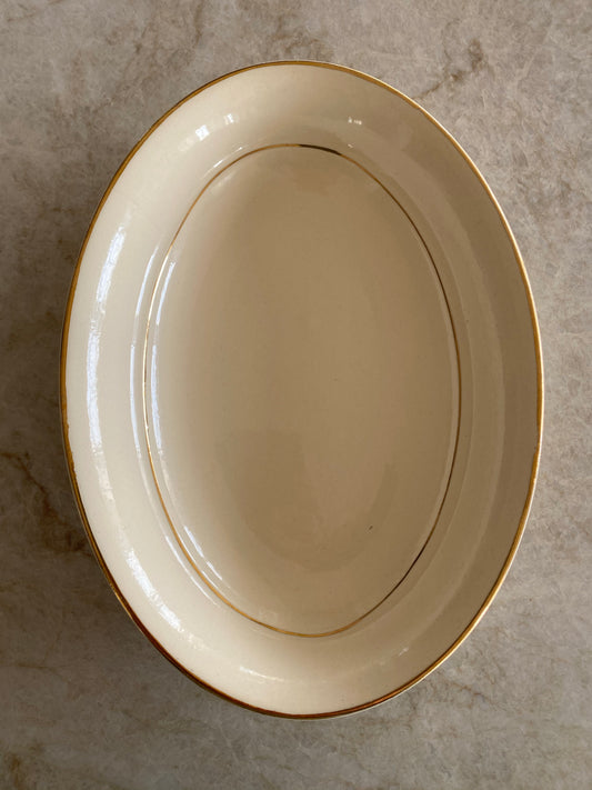 Ovalt uppläggningsfat med guldkant