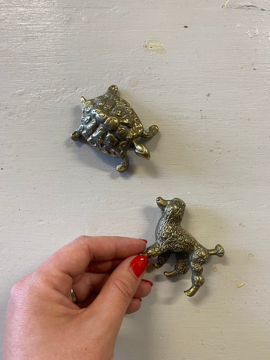 Paret sköldpadda och hund i mässing