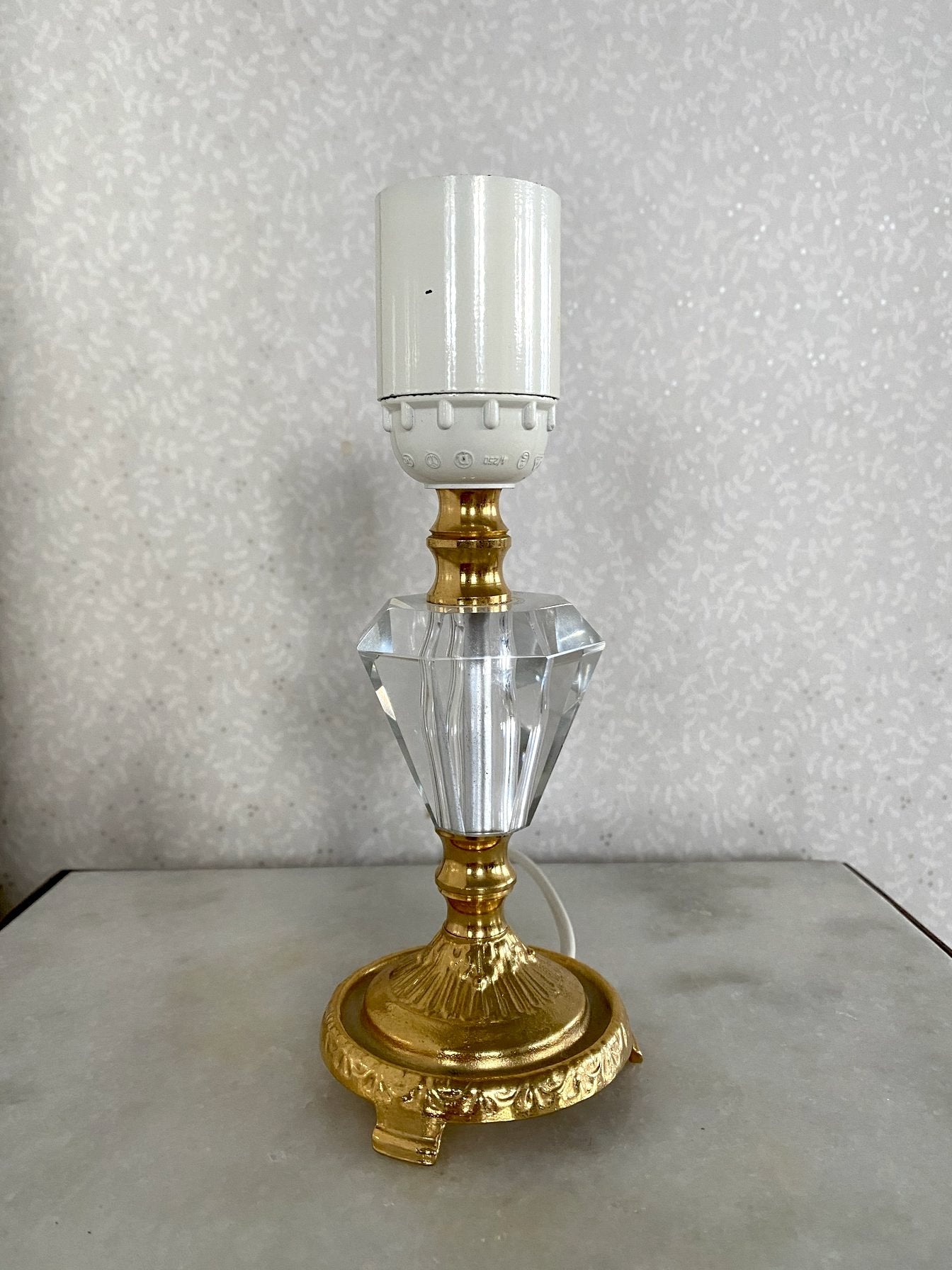 Lampfot i mässing och glas i form av diamant