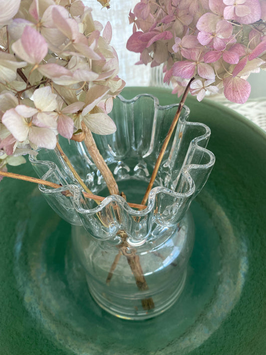 Vacker glasvas med vågad kant - Bukett Kosta Boda