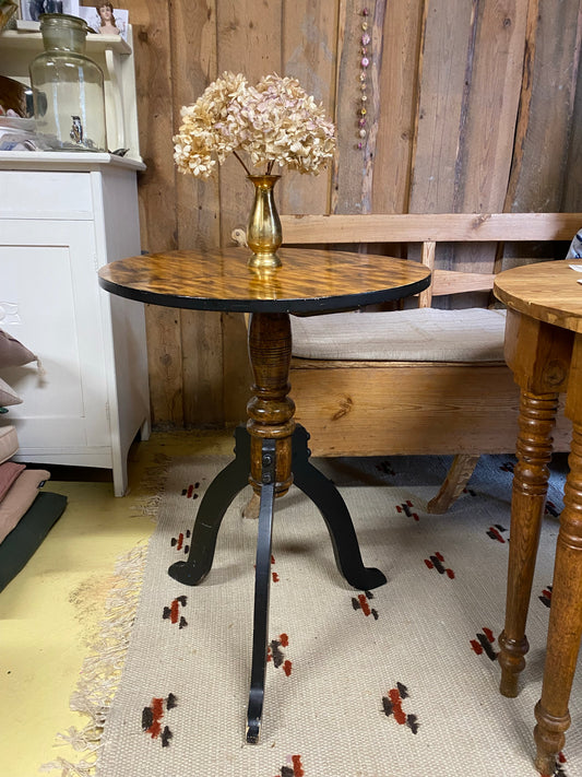 Äldre pelarbord i mörkt trä