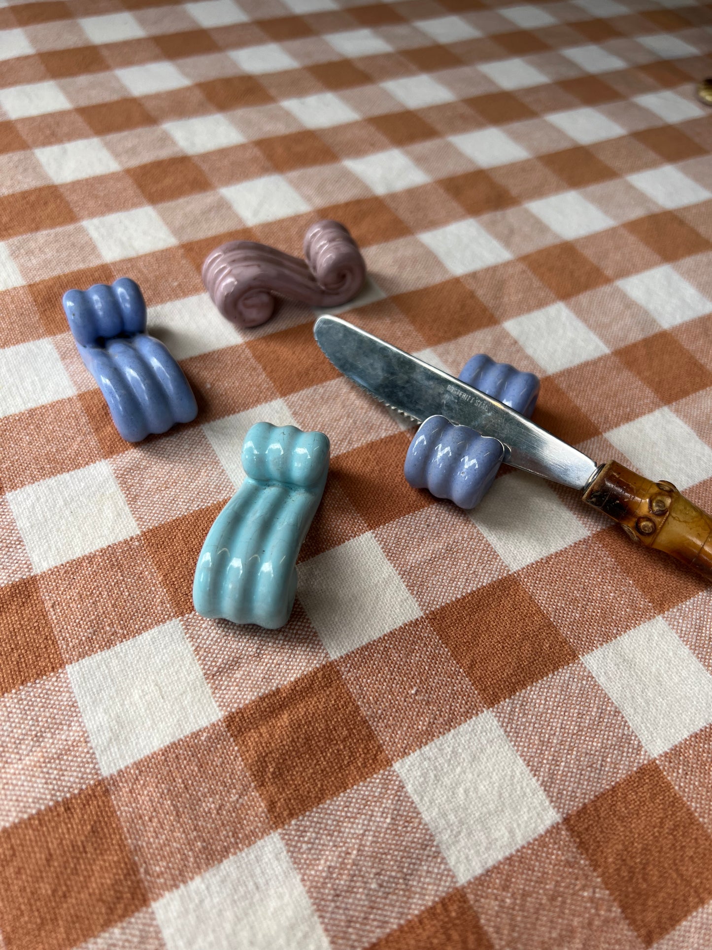 4 st knivlägg i porslin och pastell