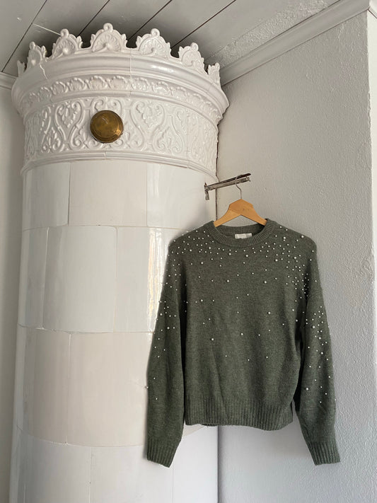 Stickad grön tröja med vita pärlor