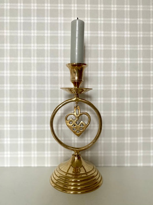 Stor mässingsljusstake med hängande hjärta