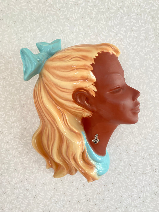 Väggreilef flicka med rosett 50-tal