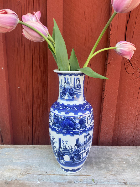 Stor blåvit urna i porslin