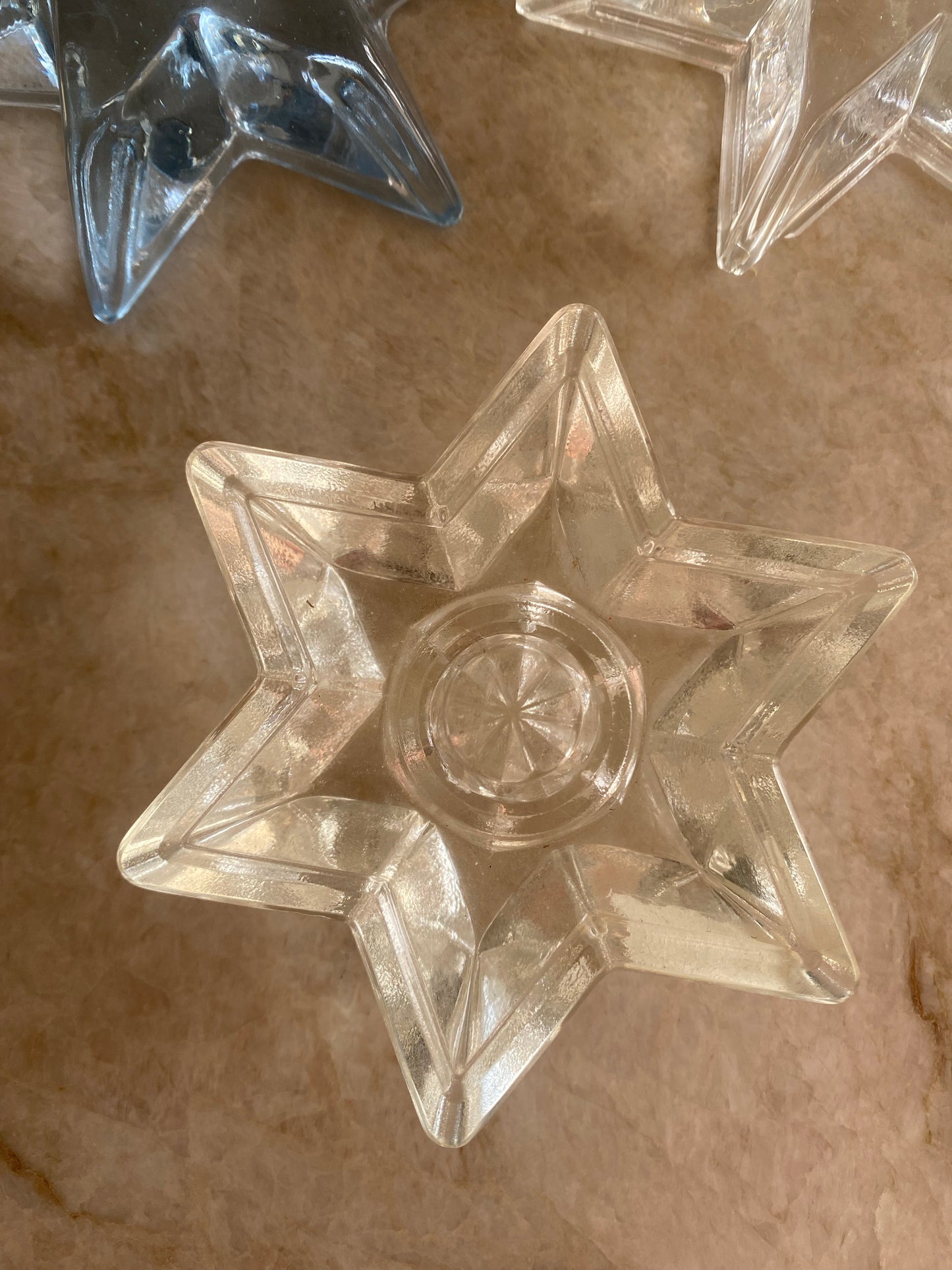 Tre ljushållare i form av stjärnor i glas