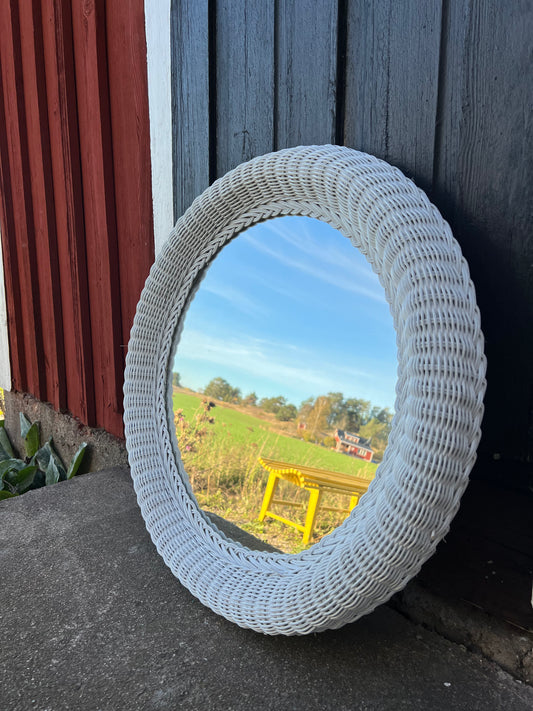 Stor rund spegel med vit rottingram