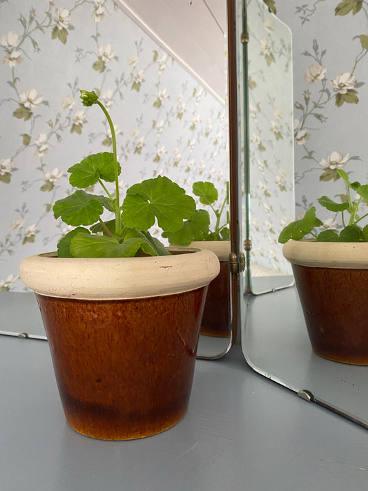 Vacker kruka i brunt och beige