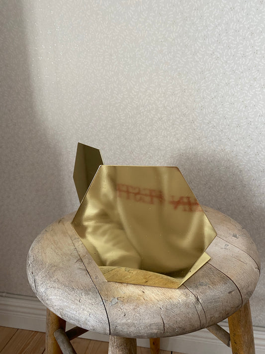 Två bokstöd i guldfärg