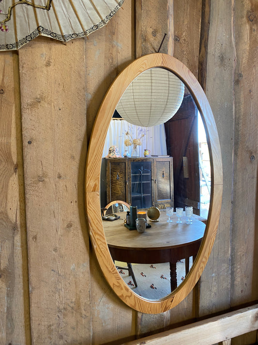 Oval spegel med träram