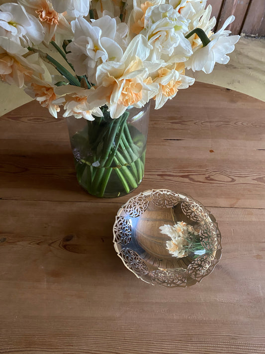 Silverfat med spetsmönster på fina fötter