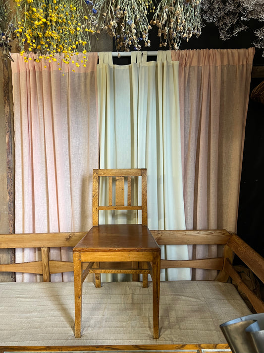 Äldre trästol med charm