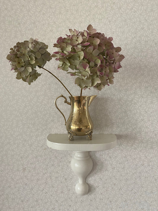 Vas eller mjölkkanna i ljus mässingsfärg med blommönster