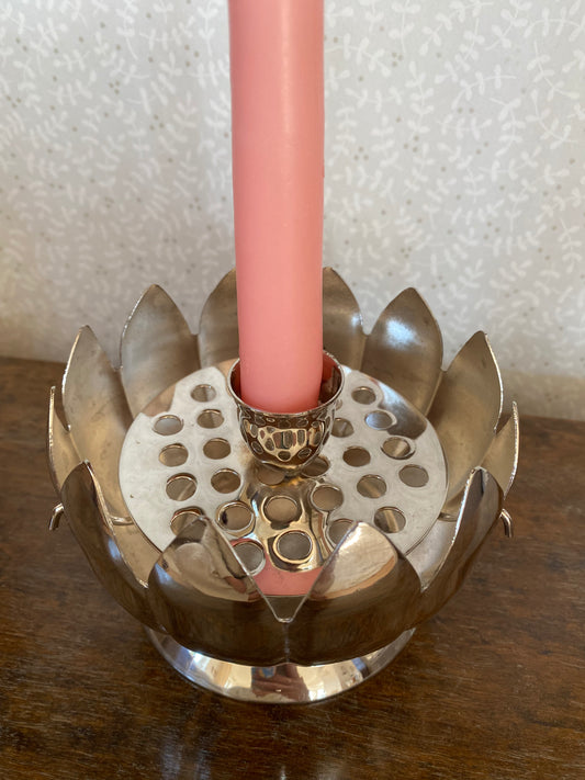 Näckrosformad ljusstake med blomsterfakir/kruka