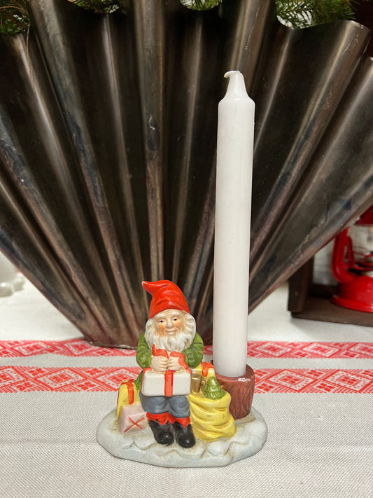 Tomte i porslin med ljushållare
