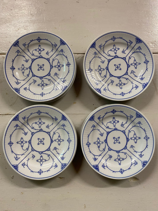 4st assietter i blåvitt