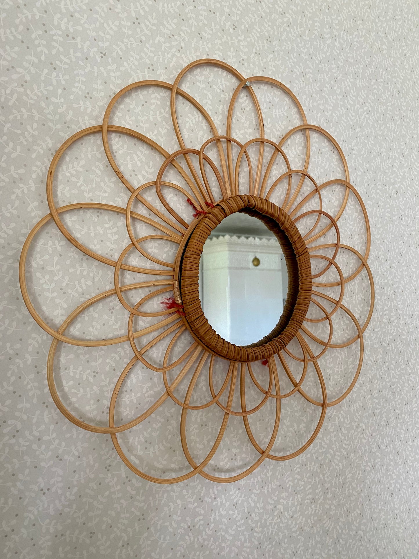 Spegel i rotting i form av en blomma