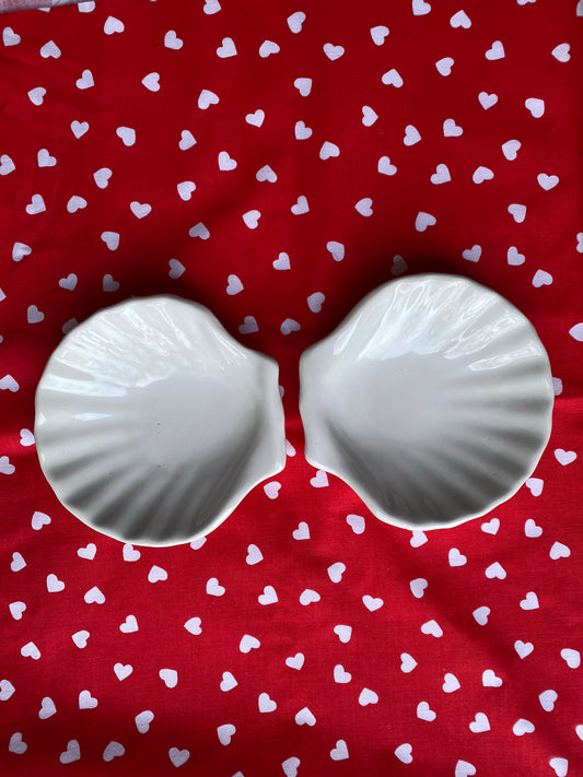 Paret snäckfat i vitt porslin - Le Gourmet