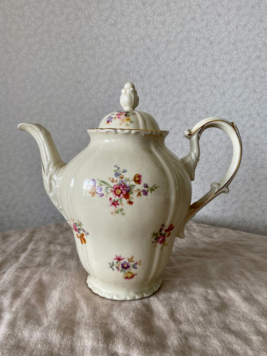 Porslinskanna med blommor