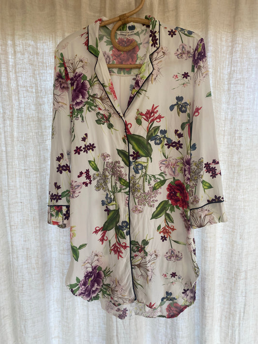 Blommig lite längre skjortblus