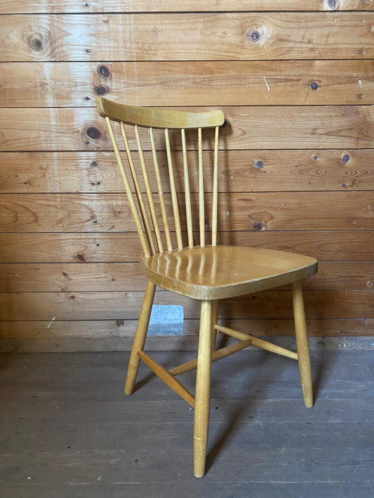 Pinnstol i ljust trä