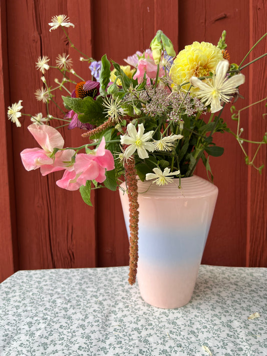 Vacker porslinsvas i rosa och blått