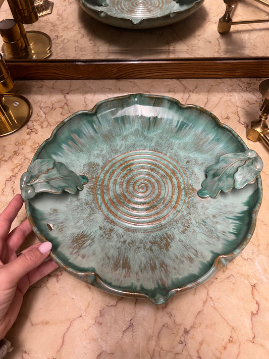 Stort grönt fat med eklöv och vågad kant