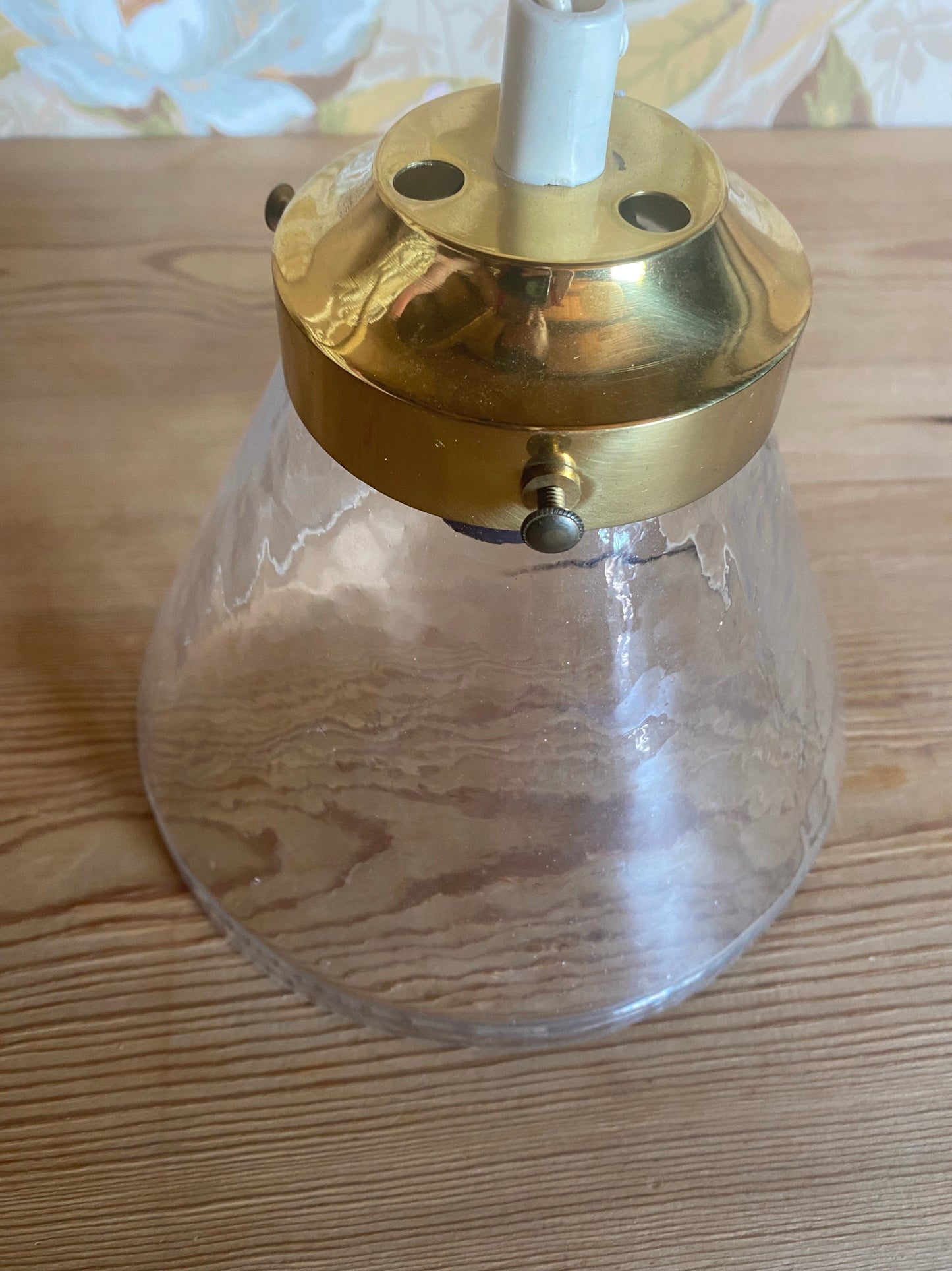 Finaste lampan i klarglas med mässingsdetalj