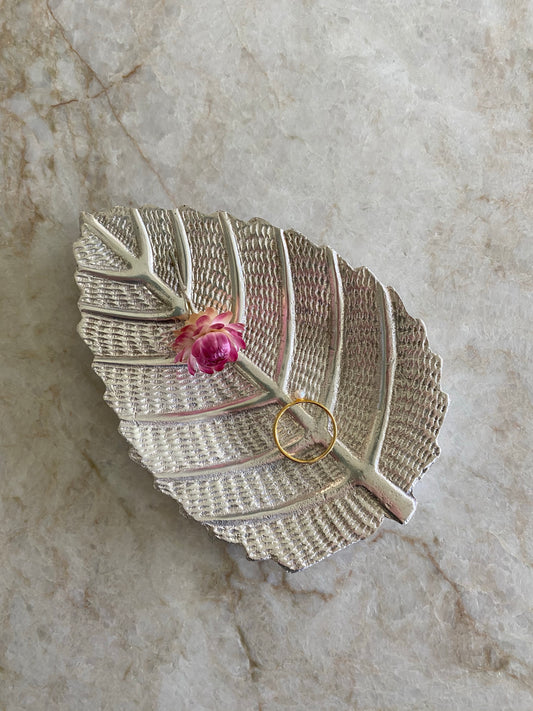 Vackert litet bladfat i silver, putsat!