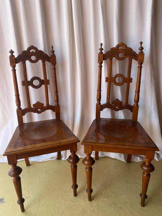 Två vackra stolar i mörkt trä med svarvade ben