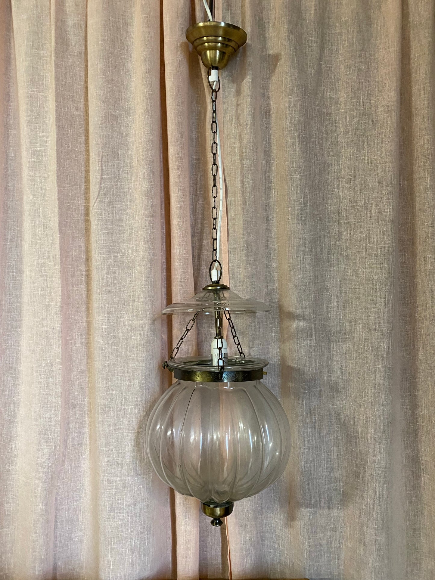 Stor taklampa i glas med vacker form