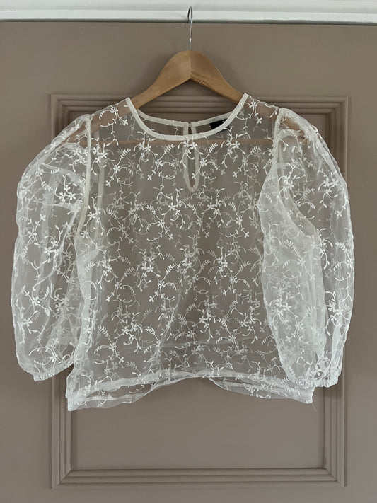 Topp med blomstermönster