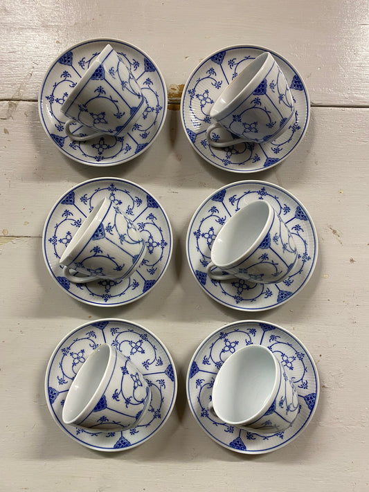 6st koppar med fat i blåvitt