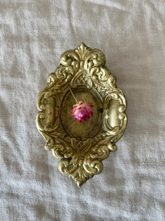 Vackert litet fat i mässing