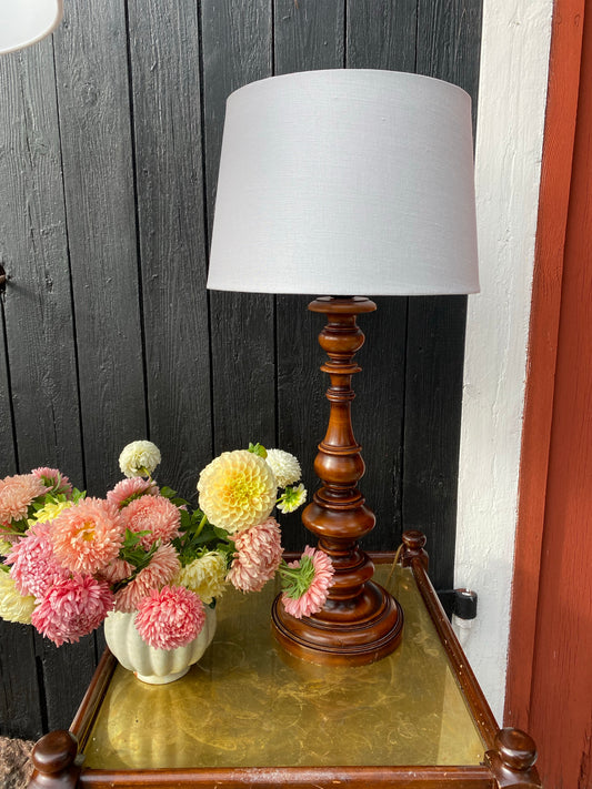 Bordslampa med svarvad fot i mörkt trä