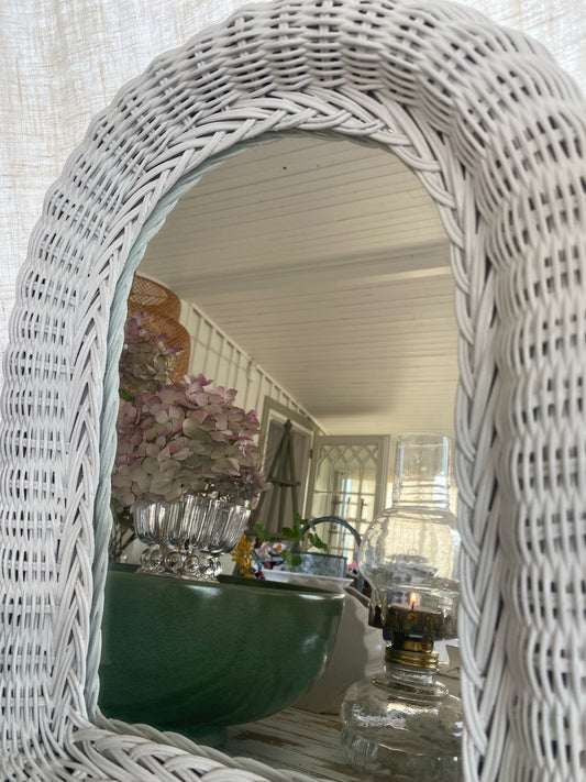 Spegel i vit rotting