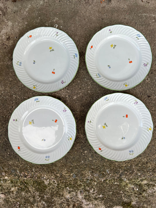 4st assietter med blommor och körsbär