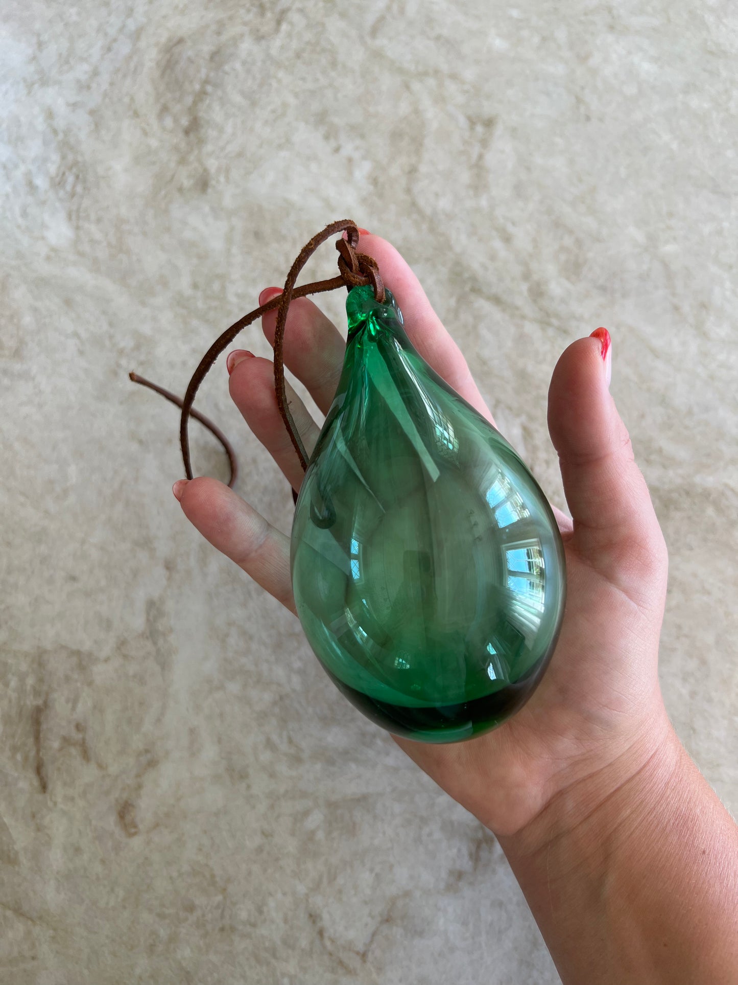 Grön stor droppformad glaskula med hänge