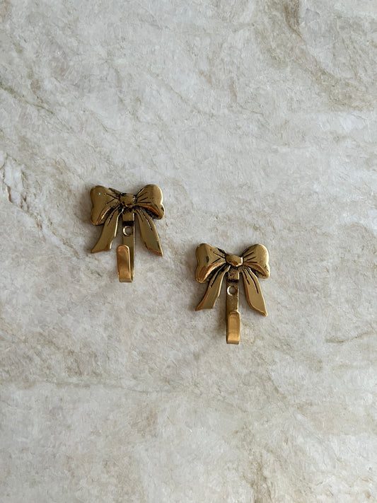 Två krokar i mässing - rosett