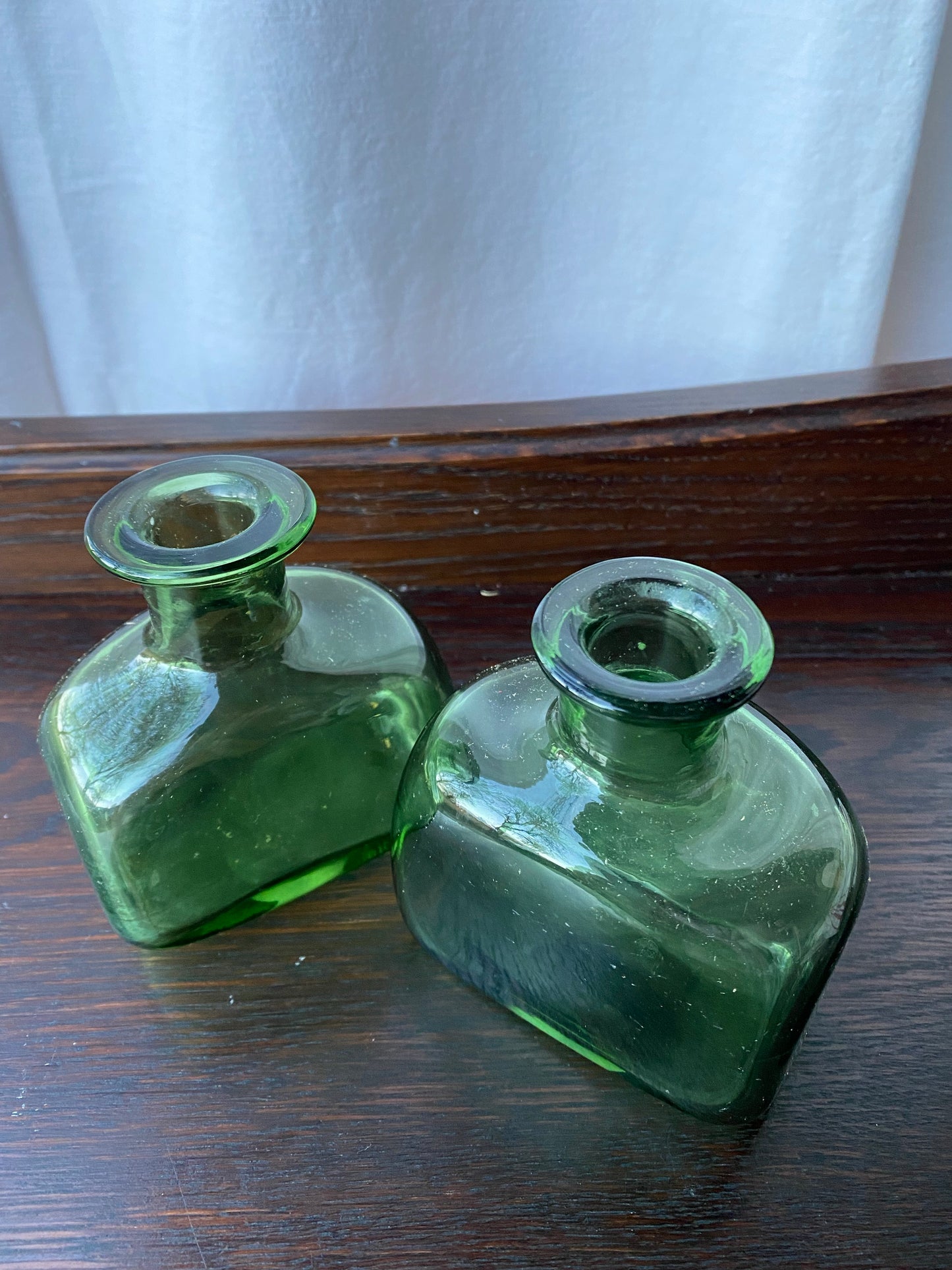 Paret gröna glasvaser