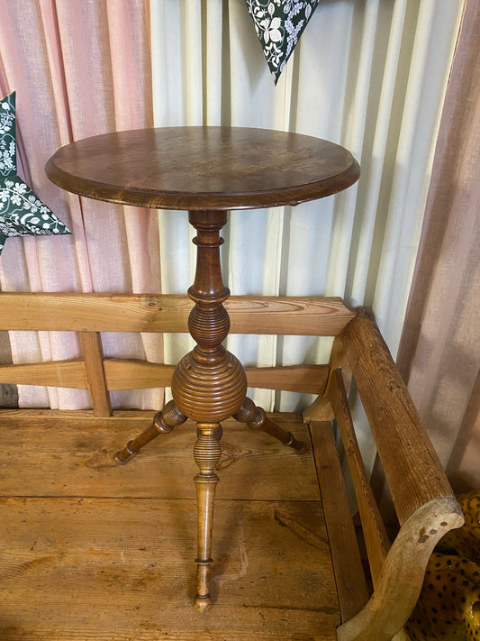 Pelarbord i mörkt trä