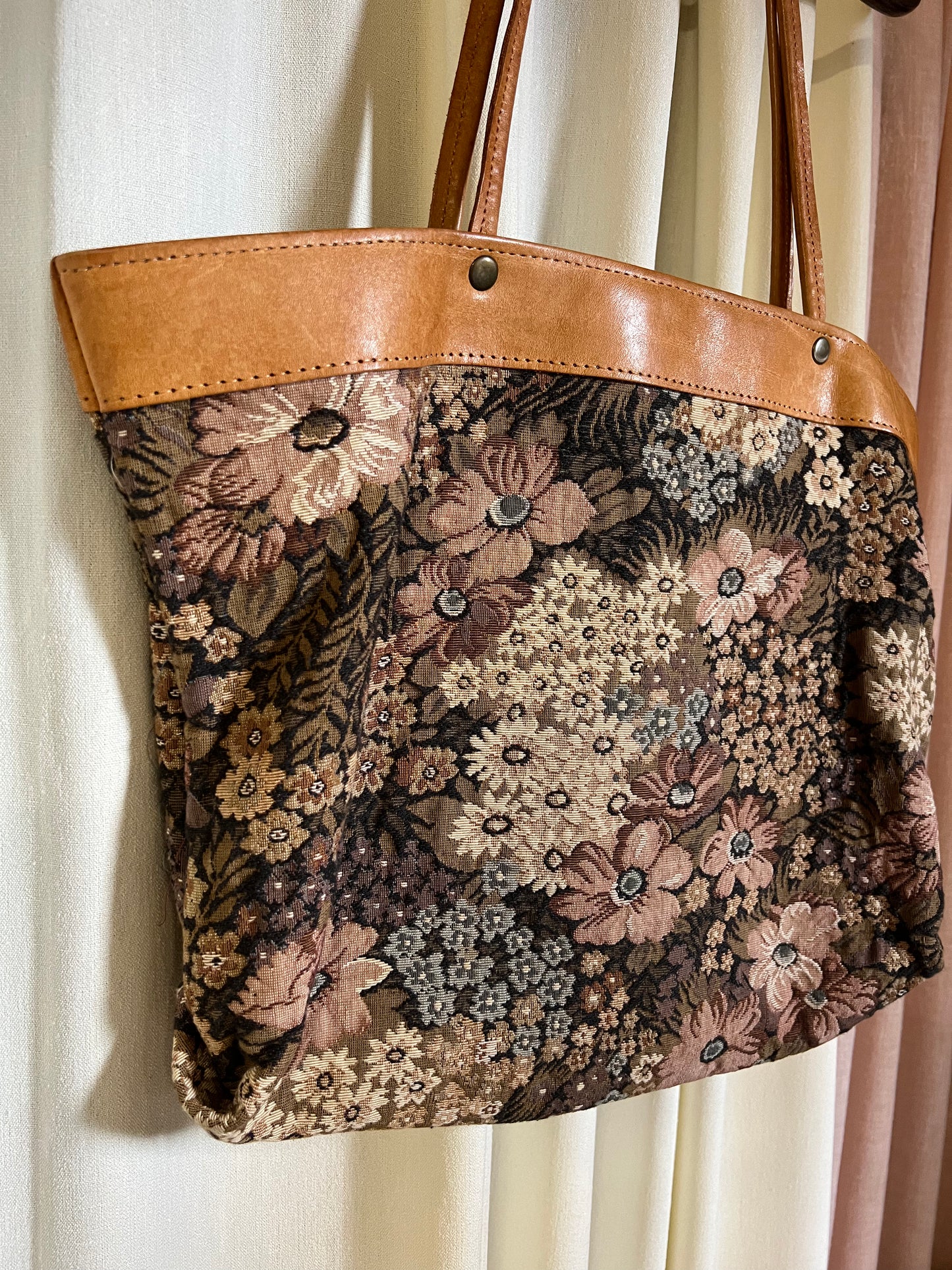 Vintage väska i tyg med blommor