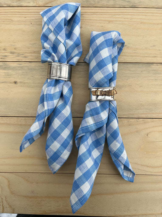 Paret blåvita tygservetter med servettringar