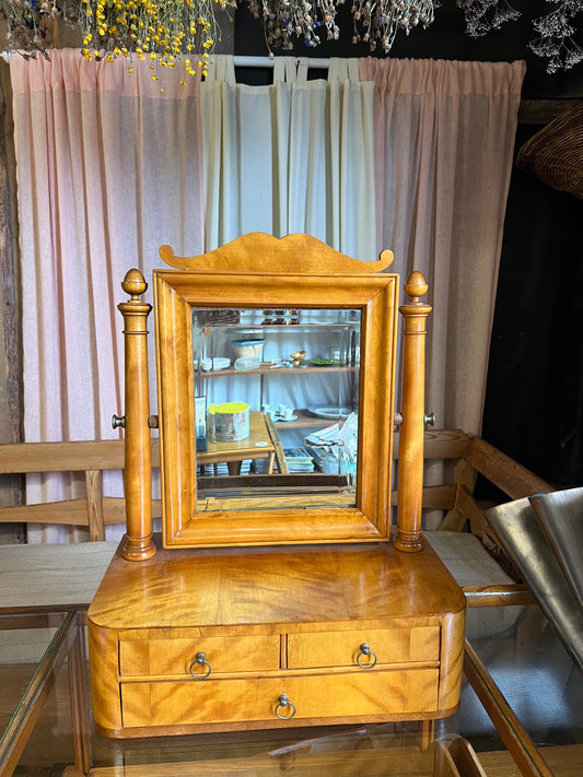 Äldre pigtittare med fasad spegel och lådor