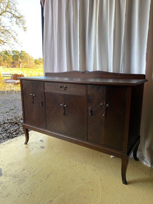 Äldre gedigen skänk i mörkt trä