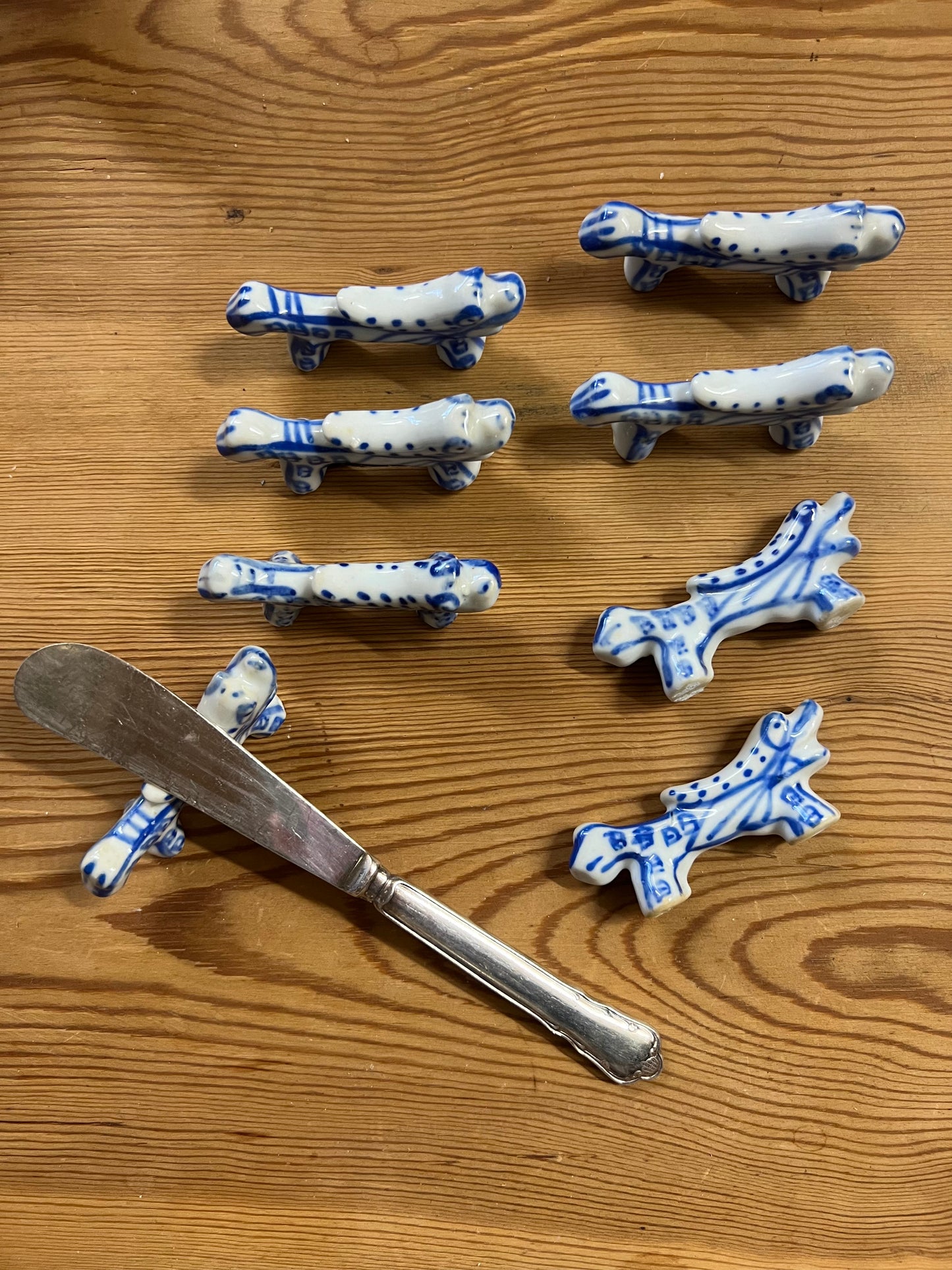 8st knivlägg i blåvitt porslin