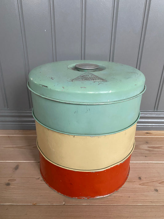 Äldre kakburk i tre våningar ~ TRIETT